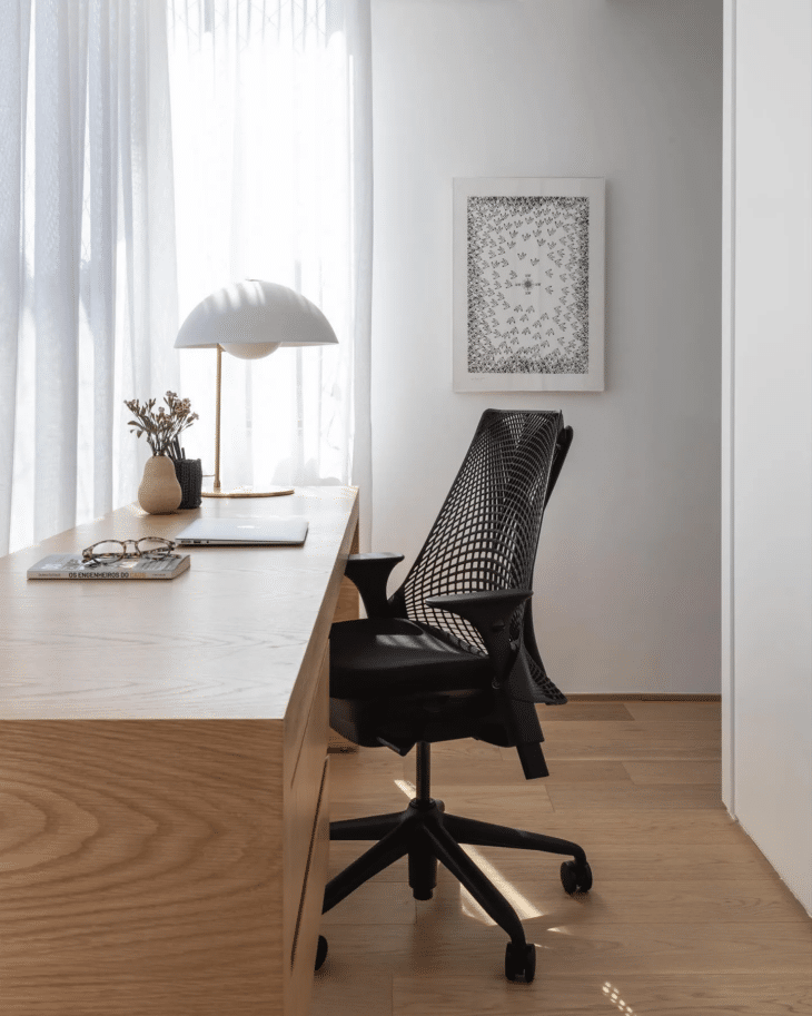 Transforme seu Home Office com Estas 6 Dicas Práticas e Econômicas! 1 Imagem da decoração de home office mostrando uma disposição elegante e funcional.