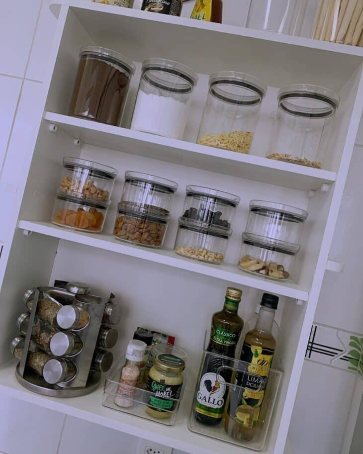 Transforme sua Despensa: 10 Ideias Geniais para Organizar e Aproveitar Espaços! 7 Utilização de potes herméticos