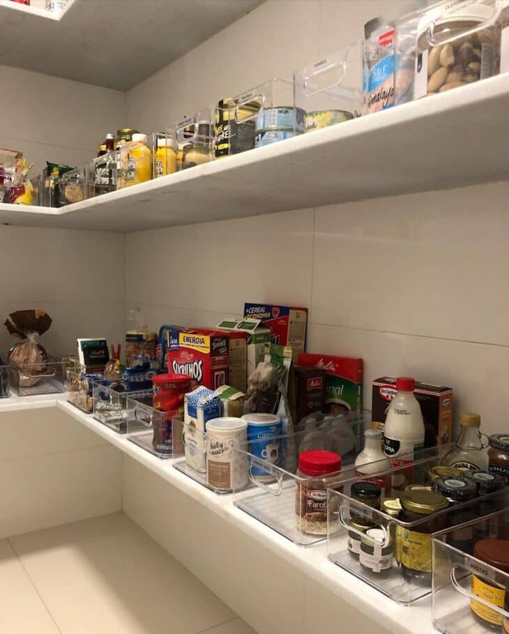 Transforme sua Despensa: 10 Ideias Geniais para Organizar e Aproveitar Espaços! 9 Cestos organizadores na despensa