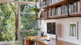 Transforme seu Home Office com Estas 6 Dicas Práticas e Econômicas! 7 Imagem de uma escrivaninha com estante, otimizando o espaço e organização.