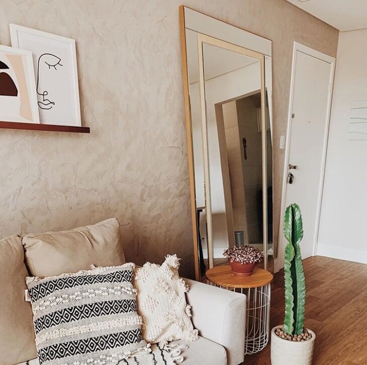 Descubra Como o Espelho de Chão Pode Revolucionar Sua Decoração! 10 Ideal para sua sala de estar