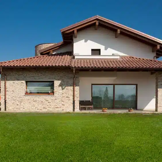 9 Inspirações de Fachadas de Casa para Todos os Estilos 5 Combinação rústica da fachada com tijolos vermelhos aparentes com pintura branca clássica.