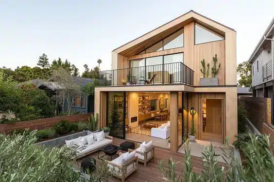 9 Inspirações de Fachadas de Casa para Todos os Estilos 2 Fachada de casa com madeira e janelas de vidro, transmitindo estilo e liberdade.