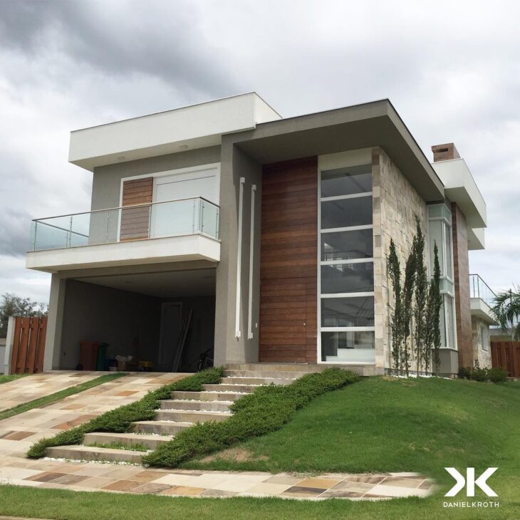 40 Fachadas de Casas de Esquina para Você se Inspirar 7 Foto de fachadas de casas de esquina 02 - 2 Foto: Reprodução / Daniel Kroth Arquitetura