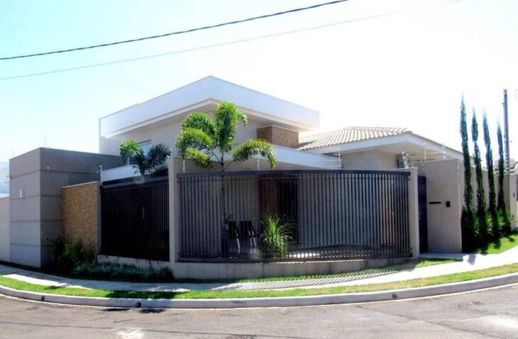 40 Fachadas de Casas de Esquina para Você se Inspirar 2 Foto de fachadas de casas de esquina 04 - 4 Foto: Reprodução / Gislaine Bernardes Arquitetura