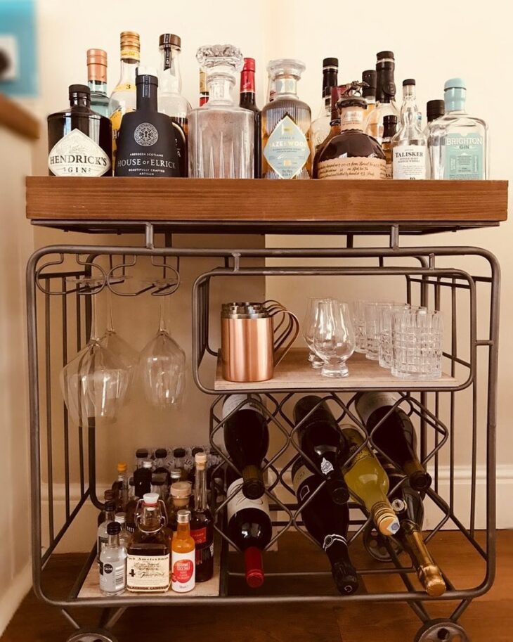 Transforme Seu Espaço: 57 Ideias Incríveis para Montar um Home Bar em Casa! 5 Foto de home bar 1 - Pequeno bar com metal