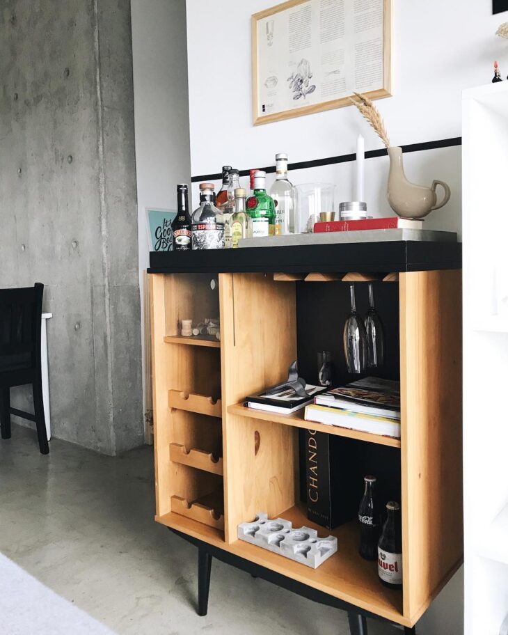 Transforme Seu Espaço: 57 Ideias Incríveis para Montar um Home Bar em Casa! 7 Foto de home bar 2 - Tem lugar para pendurar as taças