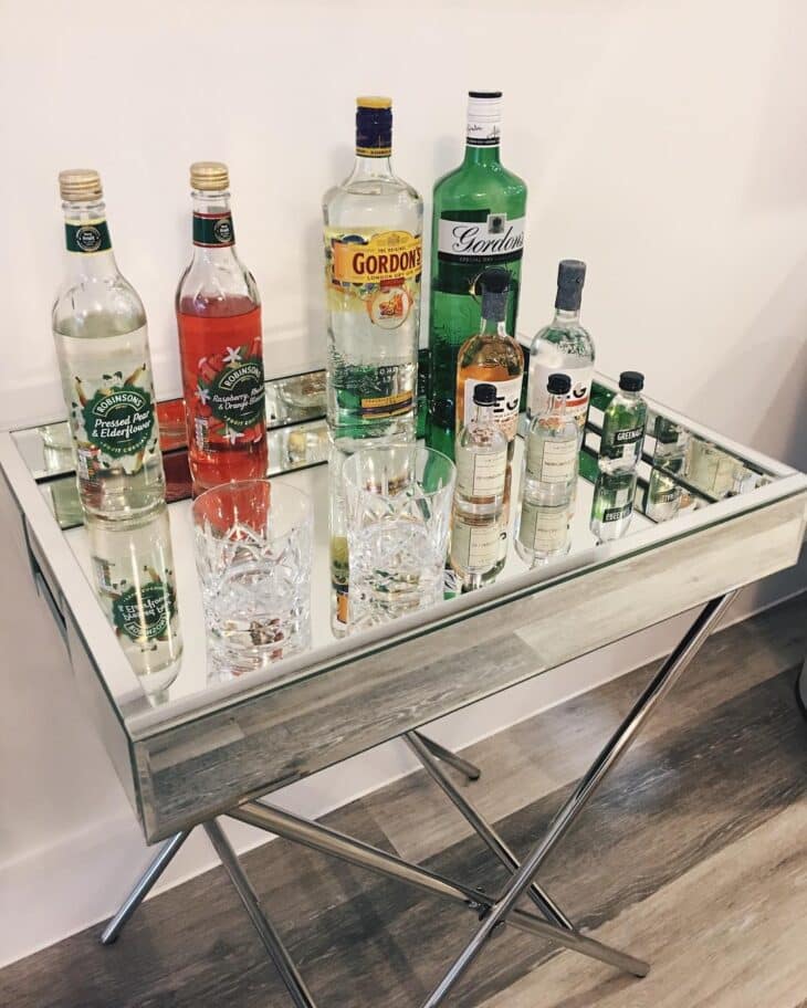 Transforme Seu Espaço: 57 Ideias Incríveis para Montar um Home Bar em Casa! 10 Foto de home bar 4 - Ideia legal: bebidas em bandeja espelhada