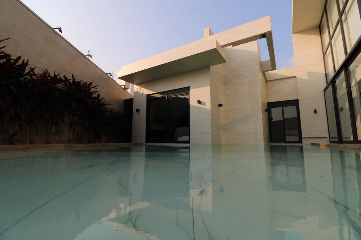 Transforme sua Piscina com Estilo: 6 Tipos de Porcelanato que Impressionam! 9 Tanque com revestimento branco ganha amplitude (Projeto: Paulo de Tarso)
