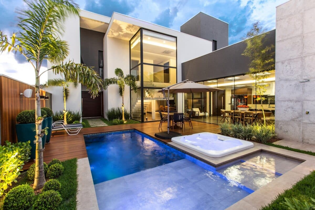 Transforme sua Piscina com Estilo: 6 Tipos de Porcelanato que Impressionam! 10 Cinza é cor elegante para tanque de piscina (Projeto: Edgar Monteiro)
