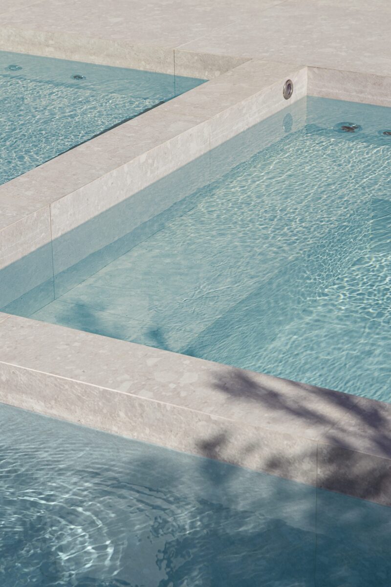 Transforme sua Piscina com Estilo: 6 Tipos de Porcelanato que Impressionam! 2 Porcelanato que reproduz pedra eleva a elegância do projeto (Projeto: Eveli Balen Forcelini / Foto: Mariana Boro)