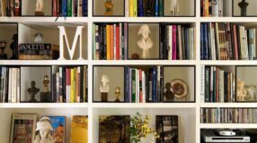 Transforme seu Home Office com Estas 6 Dicas Práticas e Econômicas! 9 Imagem de livros na decoração, mostrando como objetos pessoais podem ser parte da decoração.