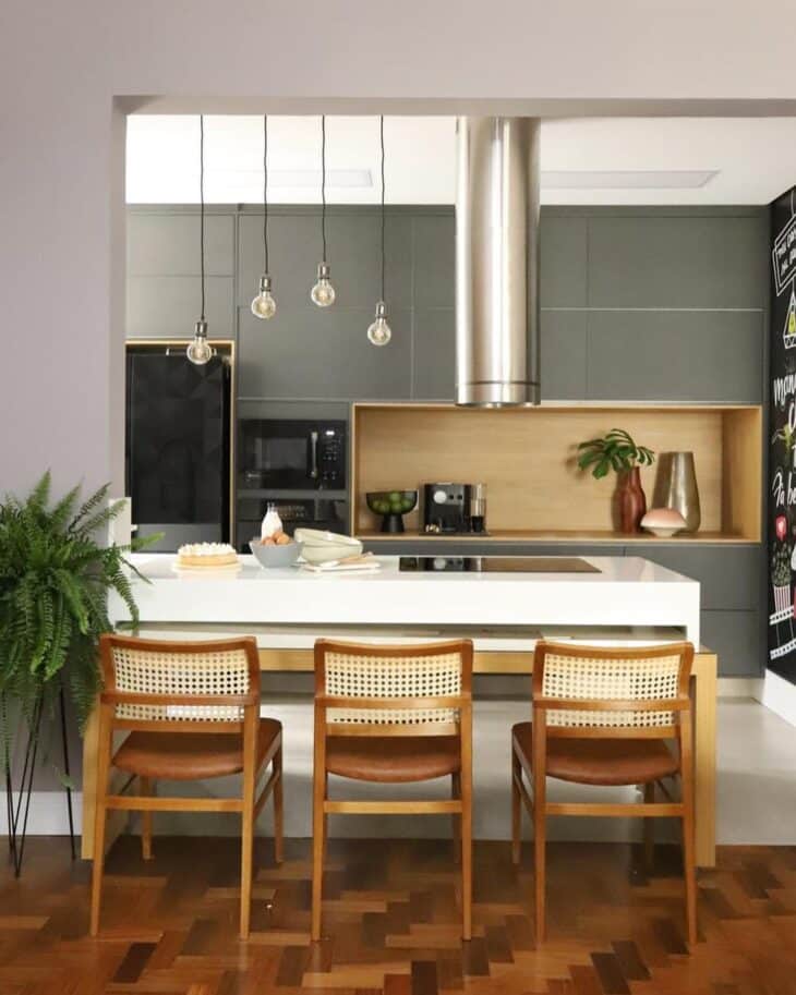 Transforme sua Cozinha: 70 Ideias de Lustres que Vão Encantar Você! 10 Foto: Reprodução / Quattrino Arquitetura