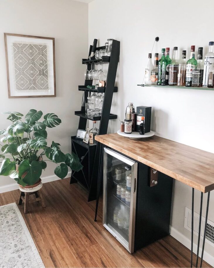 Transforme Seu Espaço: Dicas Incríveis para Criar o Bar dos Seus Sonhos em Casa! 5 mini bar decorado em um ambiente moderno.
