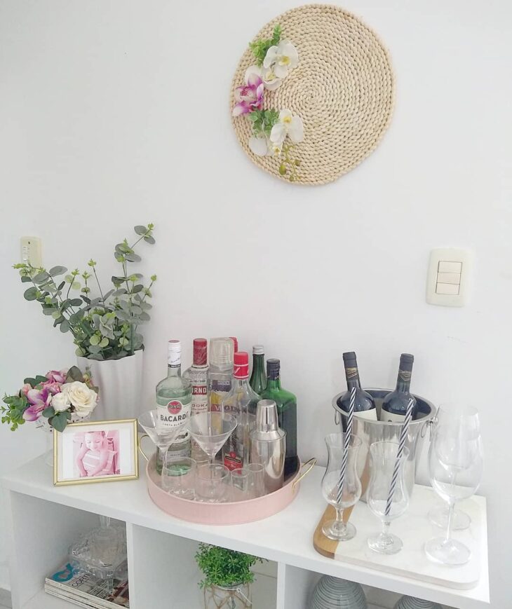 Transforme Seu Espaço: Dicas Incríveis para Criar o Bar dos Seus Sonhos em Casa! 7 Um minibar rústico e charmoso.