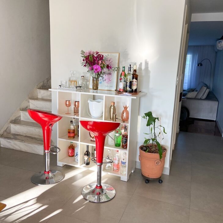 Transforme Seu Espaço: Dicas Incríveis para Criar o Bar dos Seus Sonhos em Casa! 9 Um minibar bem organizado com copos e garrafas.