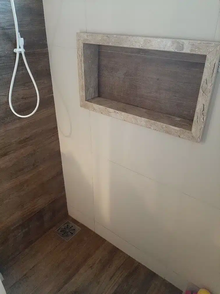 Nicho de porcelanato para banheiro, bordas - Créditos: Pinterest