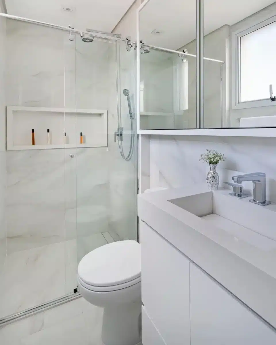 10 Ideias de Nicho de Porcelanato para Banheiro 7 Nicho de porcelanato para banheiro, cor branca - Créditos: Pinterest