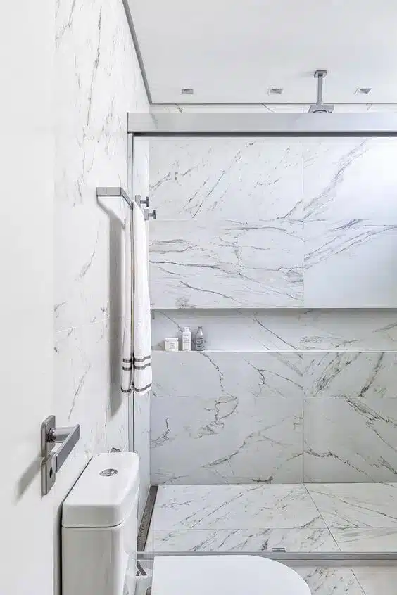 10 Ideias de Nicho de Porcelanato para Banheiro 10 Nicho de porcelanato para banheiro, porcelanato que imita mármore - Créditos: Pinterest