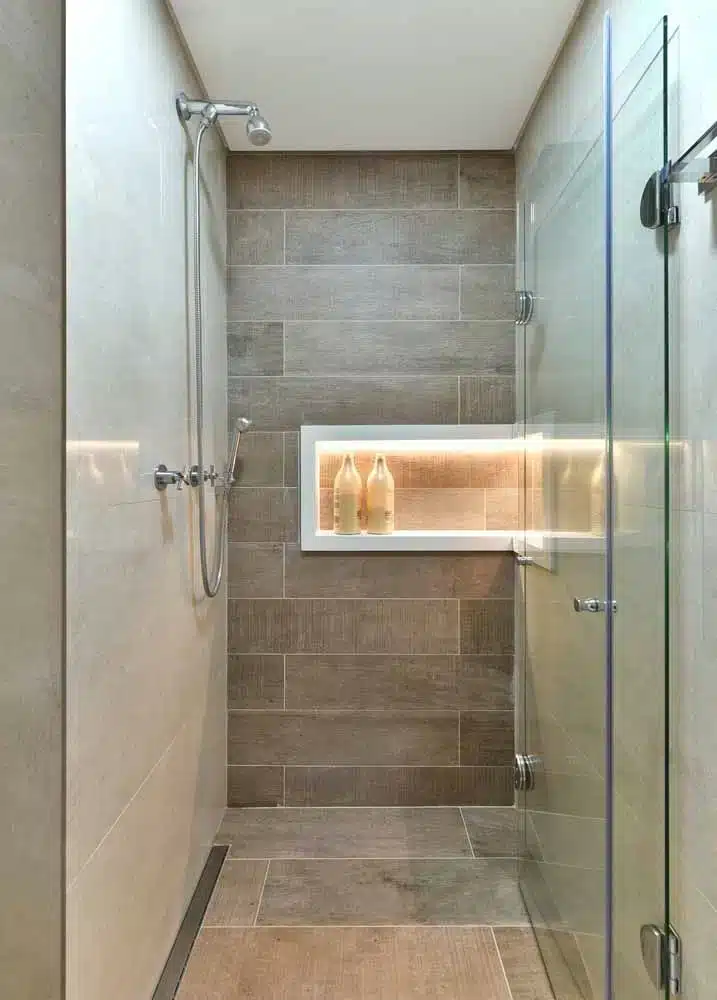 10 Ideias de Nicho de Porcelanato para Banheiro 2 Nicho de porcelanato para banheiro, spots de luz - Créditos: Pinterest