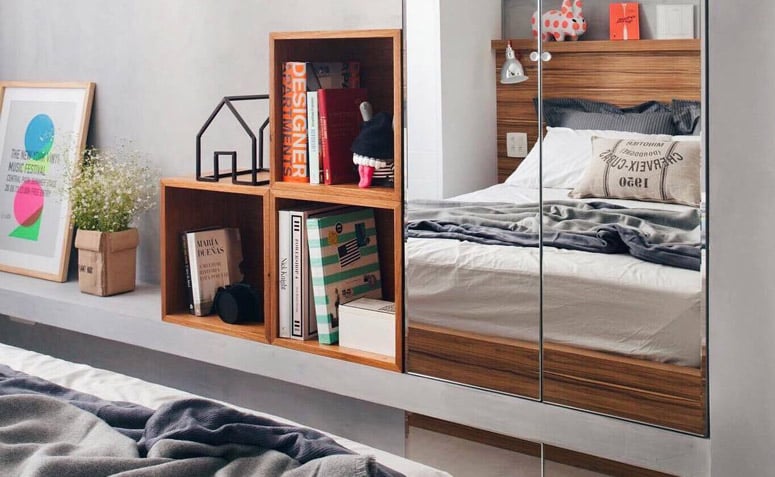 Nichos de madeira com design moderno em um ambiente decorativo.