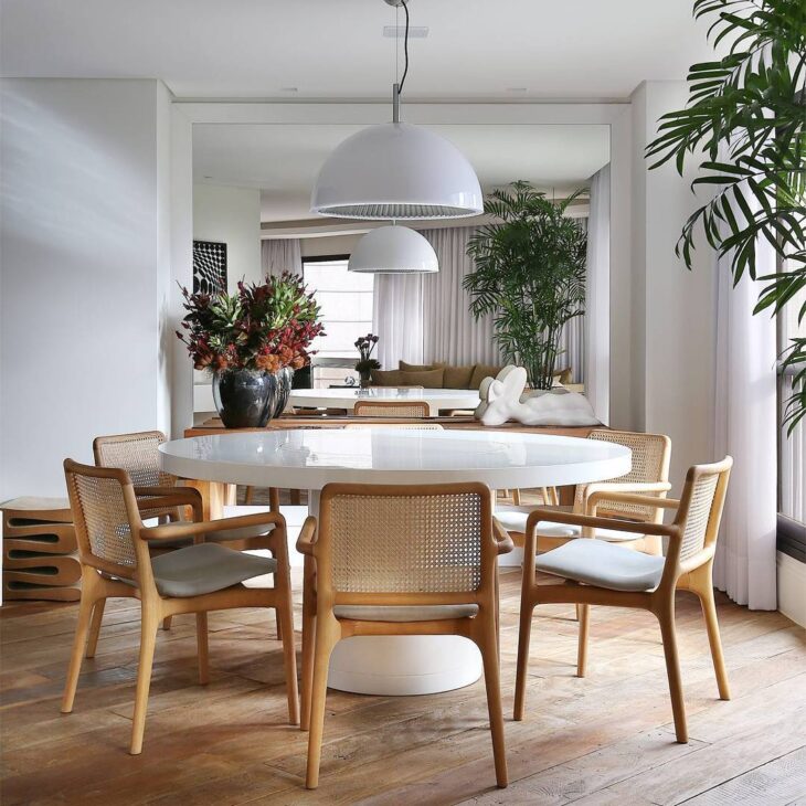 Transforme sua sala com estes 50 modelos de pendente modernos e elegantes que vão deixar você encantado! 9 Imagem de pendente para sala 4 - o mesmo modelo instalado em alturas diferentes