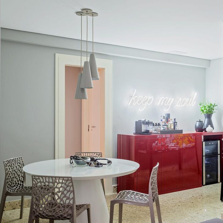 Transforme sua sala com estes 50 modelos de pendente modernos e elegantes que vão deixar você encantado! 10 Imagem de pendente para sala 5 - visual diferenciado com cúpula artesanal