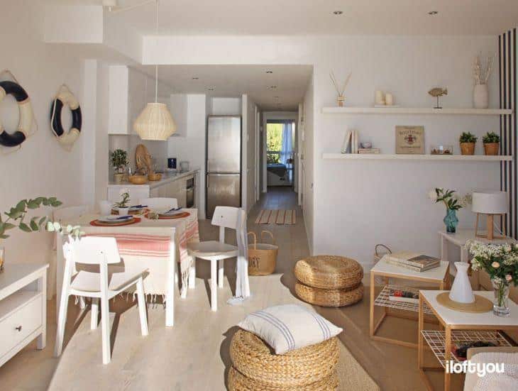 Pequeno apartamento de praia: decoração que inspira e relaxa 5 Foto da área de estar do apartamento, destacando a parede listrada.