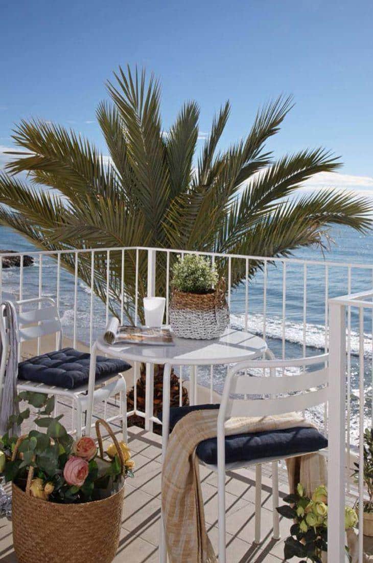 Pequeno apartamento de praia: decoração que inspira e relaxa 10 Foto do quarto do casal, decorado em tons claros para uma sensação de praia.
