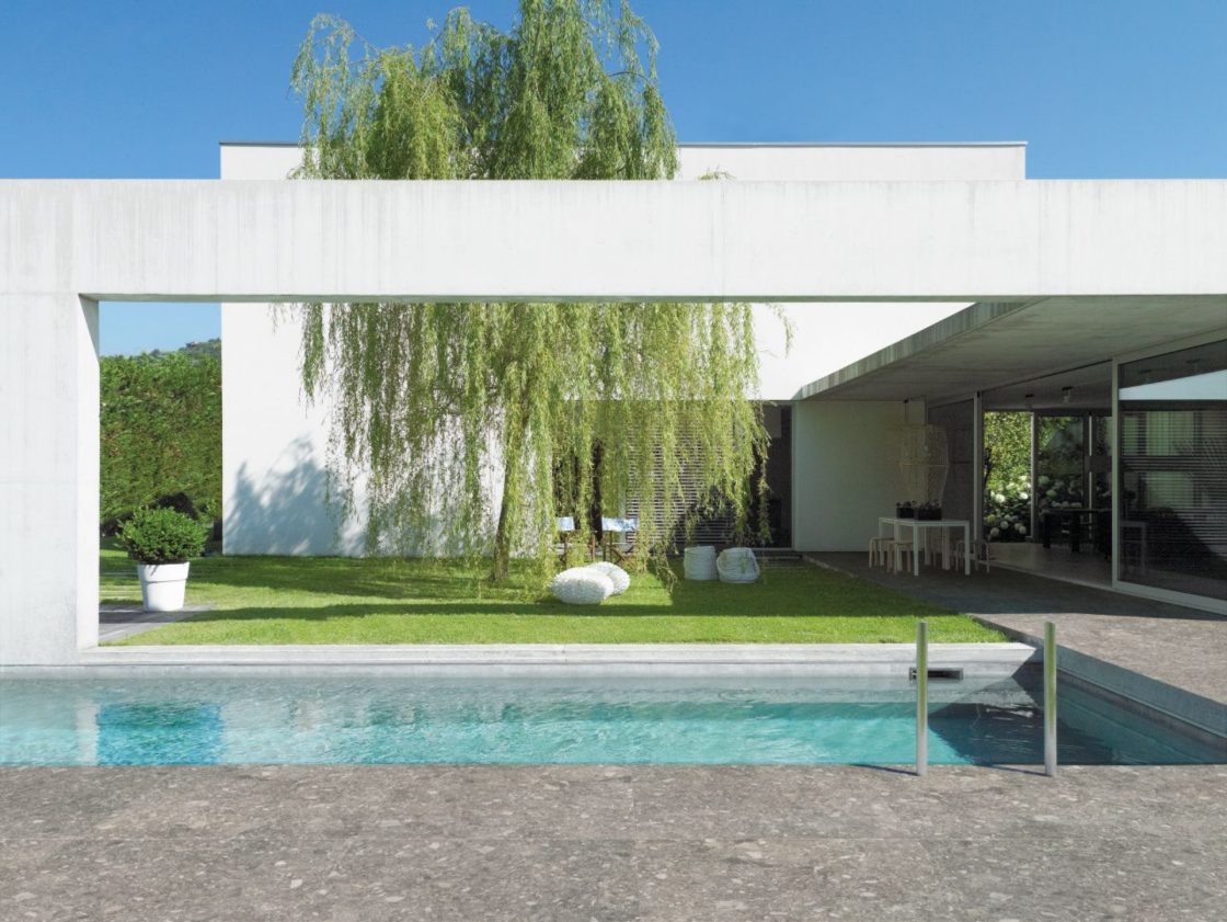 Transforme sua Área de Lazer: Segredos dos Revestimentos de Piscinas Revelados! 5 Ter uma piscina em casa é um alívio em dias quentes (Projeto: Portobello)