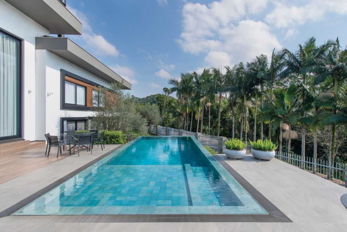 Transforme sua Área de Lazer: Segredos dos Revestimentos de Piscinas Revelados! 2 Piscina integrada em área gourmet é excelente para realizar festas e confraternizações (Projeto: Cardoso Chouza Arquitetos)