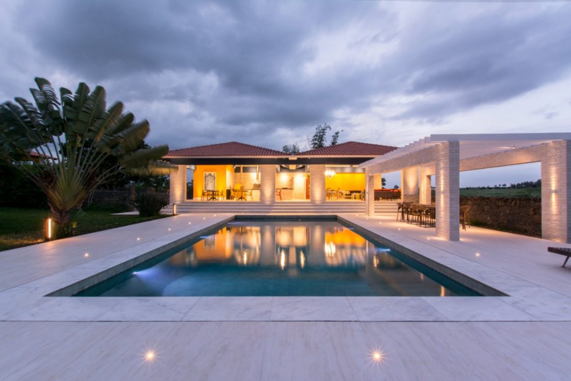 Transforme sua Área de Lazer: Segredos dos Revestimentos de Piscinas Revelados! 10 A piscina pode ter profundidade variada (Projeto: PORTONEVES arquitetura)