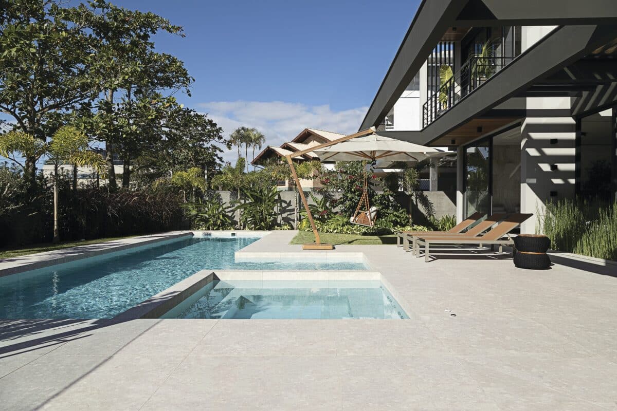 Transforme sua Piscina com Estilo: 6 Tipos de Porcelanato que Impressionam! 3 Projeto: Eveli Balen Forcelin / Foto: Mariana Boro