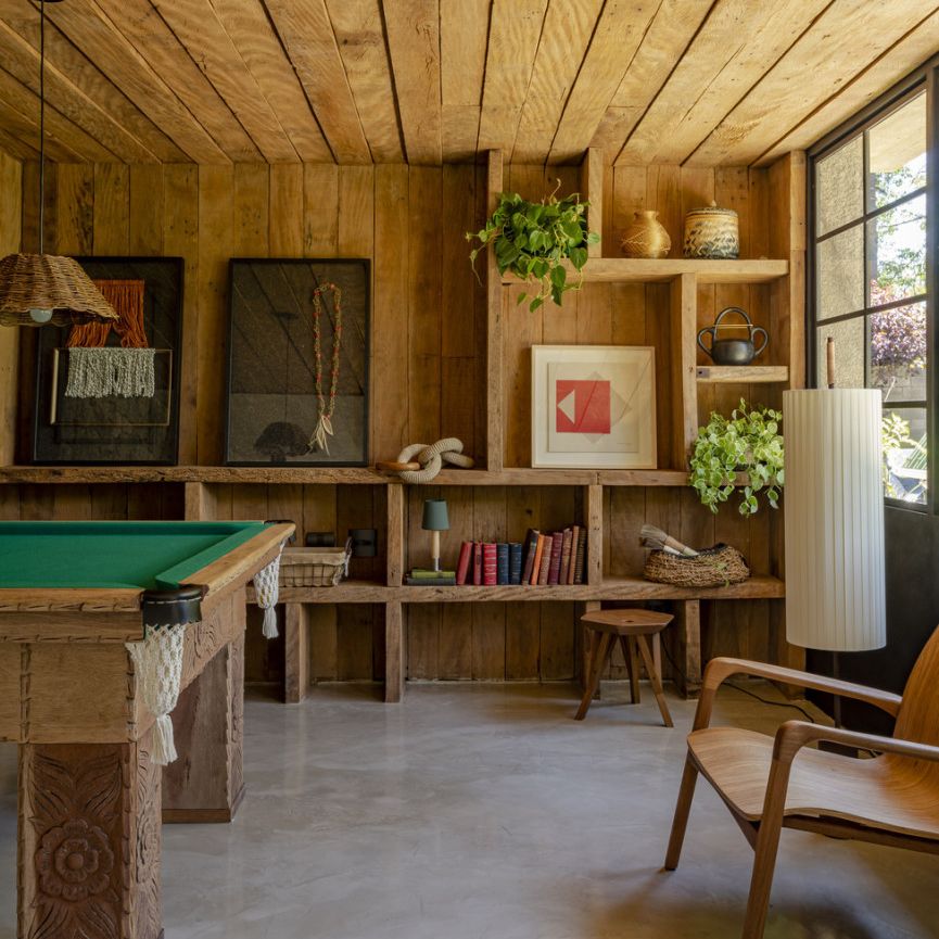 5 Inspirações para Transformar Seu Espaço com Piso de Cimento Queimado 2 Piso de cimento queimado em ambiente elegante.