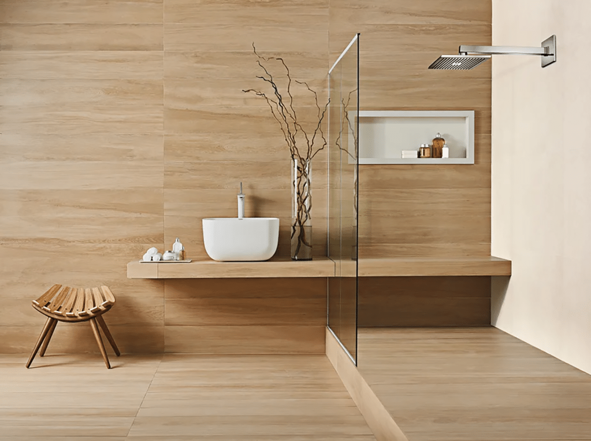 Transforme sua casa em um refúgio acolhedor com piso aquecido: descubra como! 2 Banheiro minimalista com revestimento de piso e parede em porcelanato que reproduz madeira.