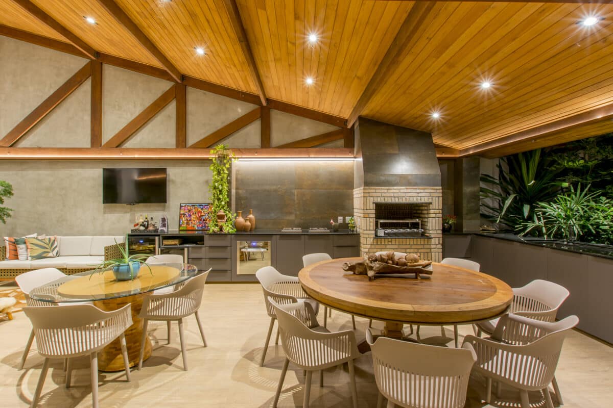Transforme sua casa em um refúgio acolhedor com piso aquecido: descubra como! 9 Projeto aconchegante de cozinha e área gourmet integradas.