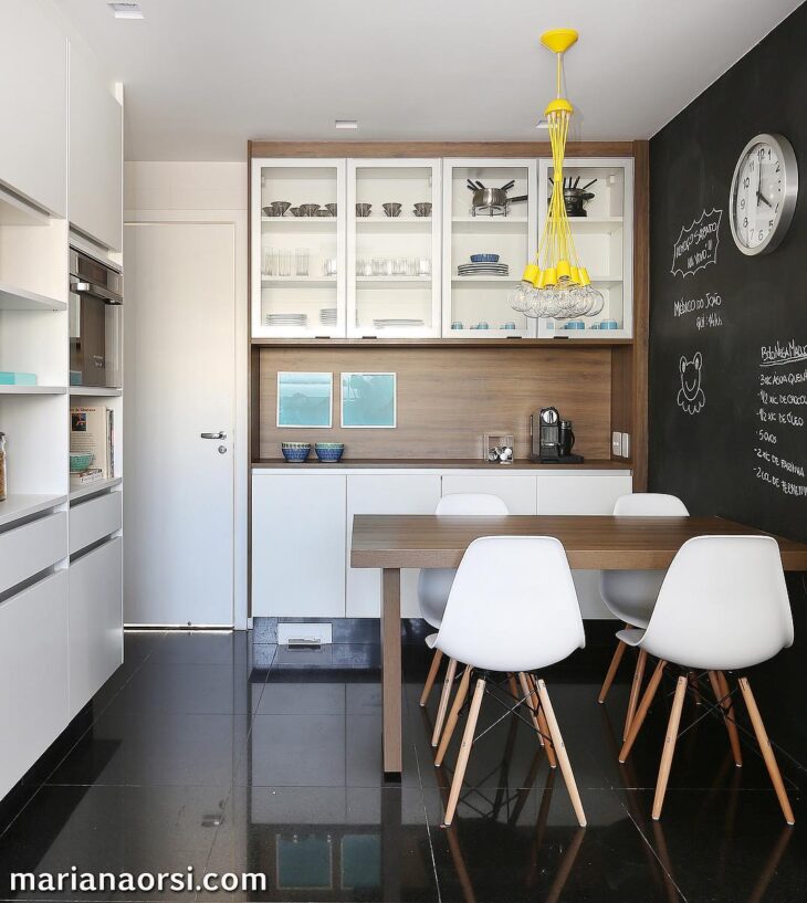 Descubra os Melhores Tipos de Piso para Renovar sua Cozinha! 10 Piso escuro para ambientes elegantes com detalhes em madeira.