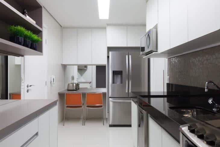 Descubra os Melhores Tipos de Piso para Renovar sua Cozinha! 2 Piso claro que combina com o ambiente e facilita a limpeza.