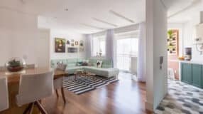 10 AMBIENTES COM PORCELANATO QUE IMITA MADEIRA SUPER ELEGANTES 7 Com opções diferentes do modelo tradicional de porcelanato, este pode ser encontrado em formato quadrado, mas também com um design retificado, assemelhando-se a réguas de madeira.
