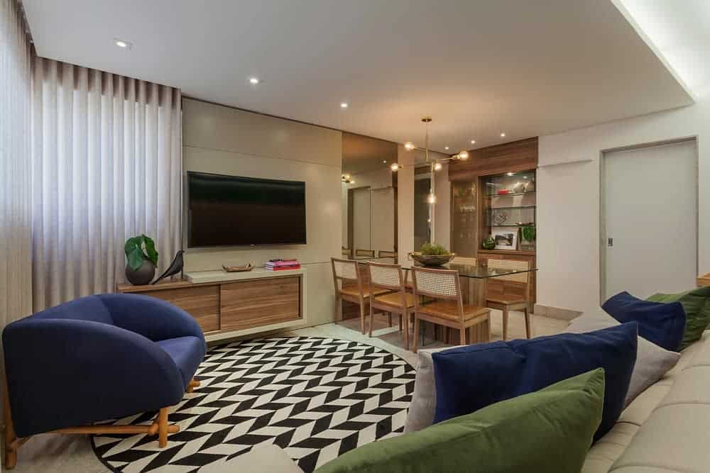 Descubra como escolher poltronas incríveis para sua sala: 70 modelos que vão inspirar sua decoração! 7 Linda poltrona que concede um toque rústico ao espaço, trazendo charme e aconchego.