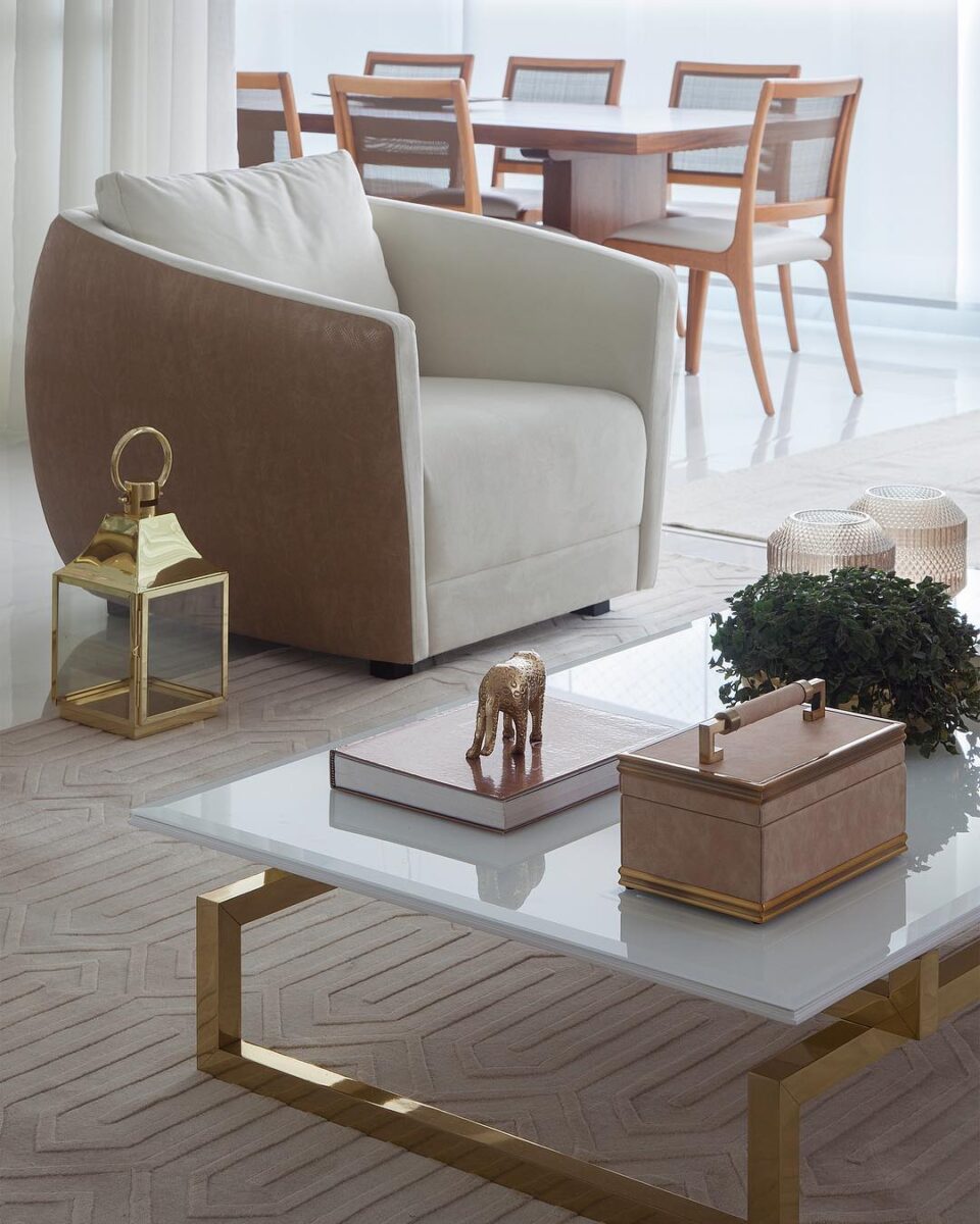 Descubra como escolher poltronas incríveis para sua sala: 70 modelos que vão inspirar sua decoração! 1 Mix de estilos em harmonia, criando um ambiente agradável e acolhedor.
