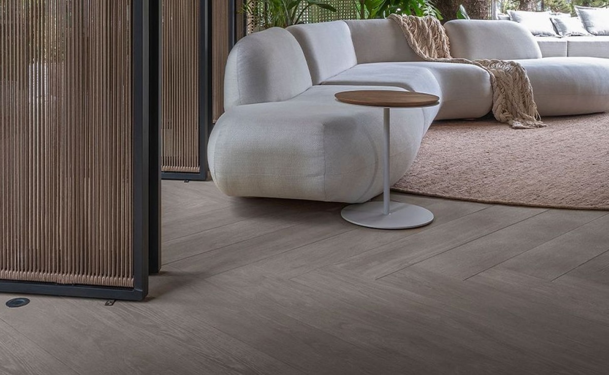 10 AMBIENTES COM PORCELANATO QUE IMITA MADEIRA SUPER ELEGANTES 3 Tendência atual, utilizar porcelanato que imita madeira como o revestimento eleito para pisos vem se mostrando uma ótima opção para quem deseja obter todo a elegância e aconchego proporcionados pelo uso do material natural.