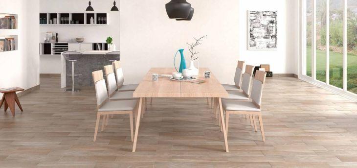 10 AMBIENTES COM PORCELANATO QUE IMITA MADEIRA SUPER ELEGANTES 2 Um de seus maiores atrativos é a possibilidade de ser aplicado em áreas que possuam contato com a água.