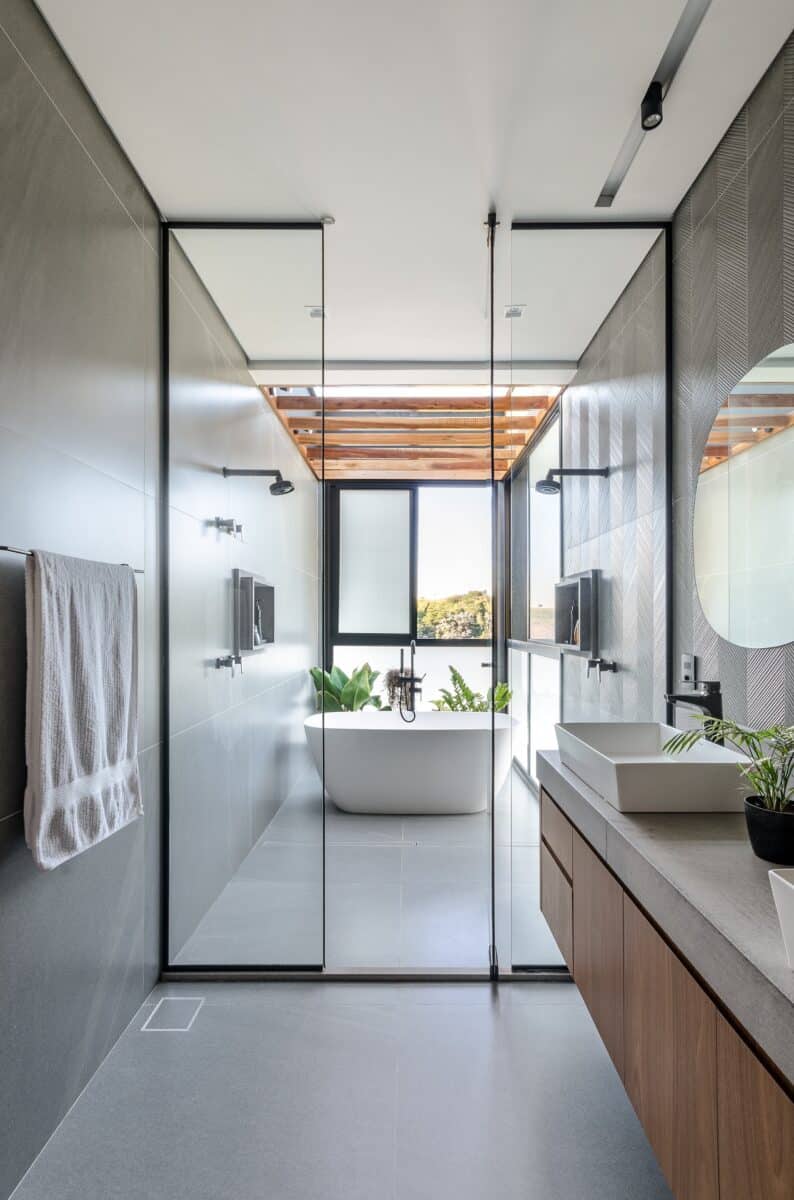 Descubra o Revestimento Ideal para Combater a Umidade nas Paredes! 9 Boa ventilação ajuda a controlar umidade em banheiros (Projeto: Otta Albernaz Arquitetura).