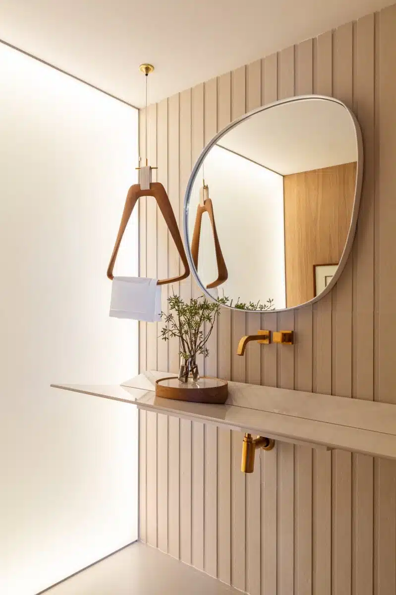 Elegância em revestimento ripado no banheiro.