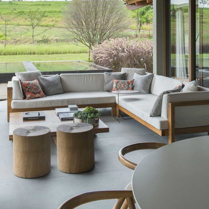 Descubra os 60 Modelos de Sofás de Madeira que Vão Transformar sua Decoração! 1 Foto: Reprodução / Triplex Arquitetura