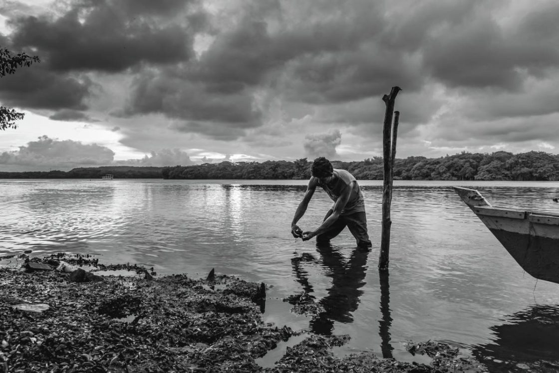 Descubra como o Projeto Sururu Revoluciona a Sustentabilidade através da Inovação! 9 Pesca do sururu na Lagoa Mundaú, em Alagoas, é fonte de renda da comunidade local.