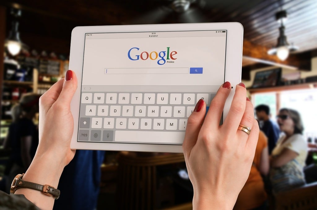 Dicas para tornar seu site atraente e captar clientes na Arquitetura 5 Imagem de um tablet mostrando resultados do Google.