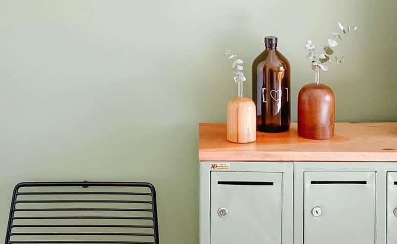 Transforme sua Casa: 35 Inspirações e Tutoriais Imperdíveis com Vasos de Madeira! 3 Um vaso de madeira pode trazer rusticidade, sofisticação e até um toque artesanal para os ambientes.