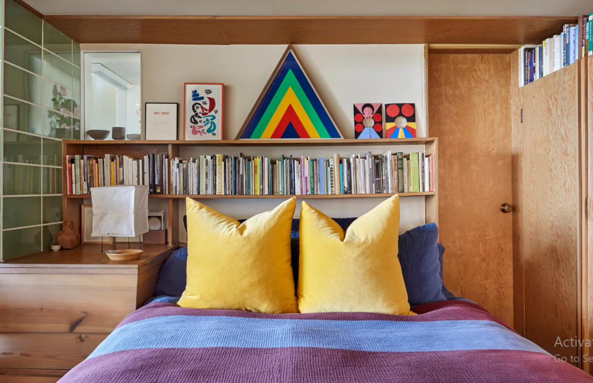 Transforme Seu Quarto Pequeno: Dicas Criativas que Você Não Pode Perder! 2 Foco em um quarto pequeno e confortável com soluções de armazenamento e decoração.